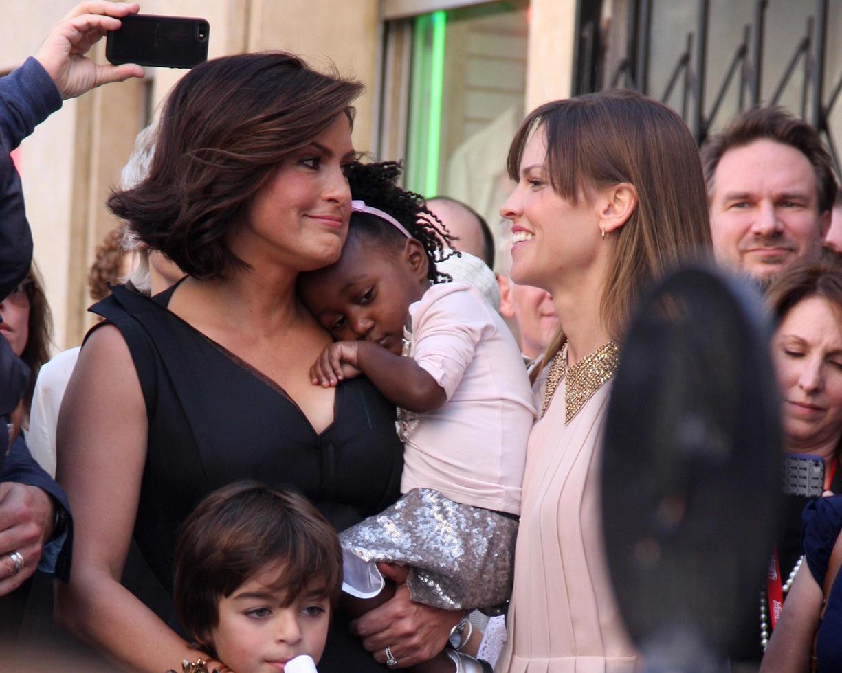 los angeles, 8 de novembro - mariska hargitay, hilary swank na cerimônia da estrela da Calçada da Fama de mariska hargitay hollywood em hollywood blvd em 8 de novembro de 2013 em los angeles, ca foto