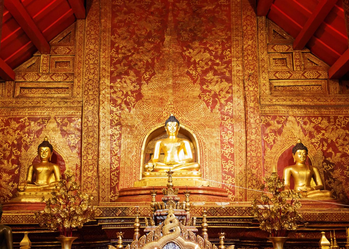 figuras douradas de buda na igreja foto