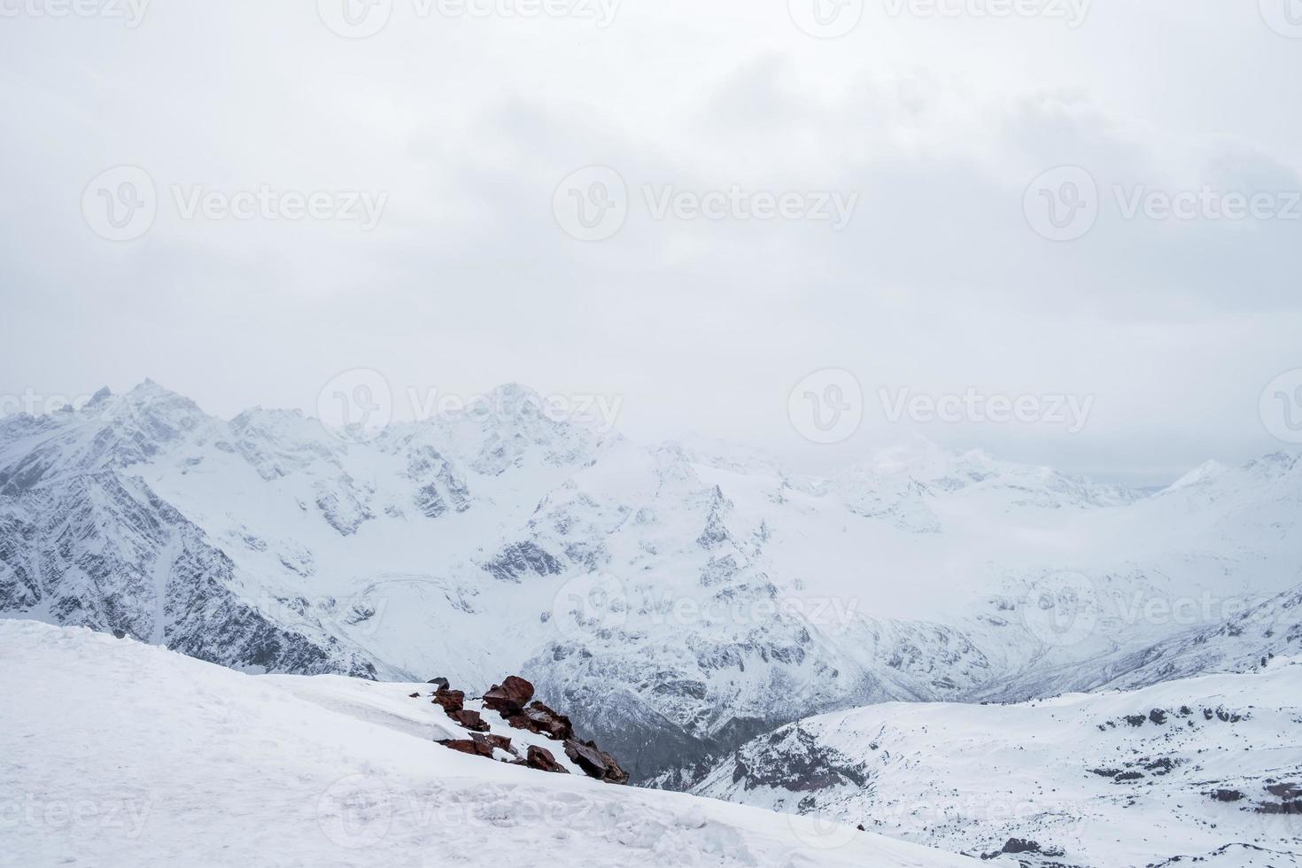 picos rochosos cobertos de neve da cordilheira. foto