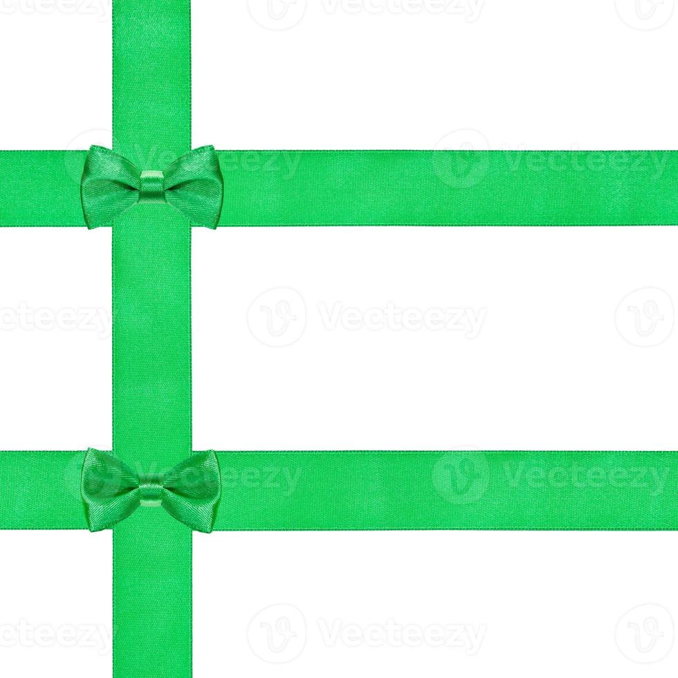 dois pequenos nós de laço verde em três fitas de cetim foto