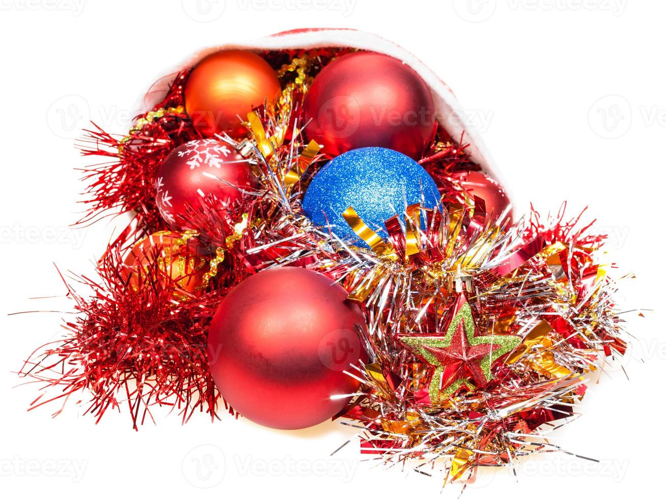 decorações de natal caem do chapéu de papai noel vermelho foto