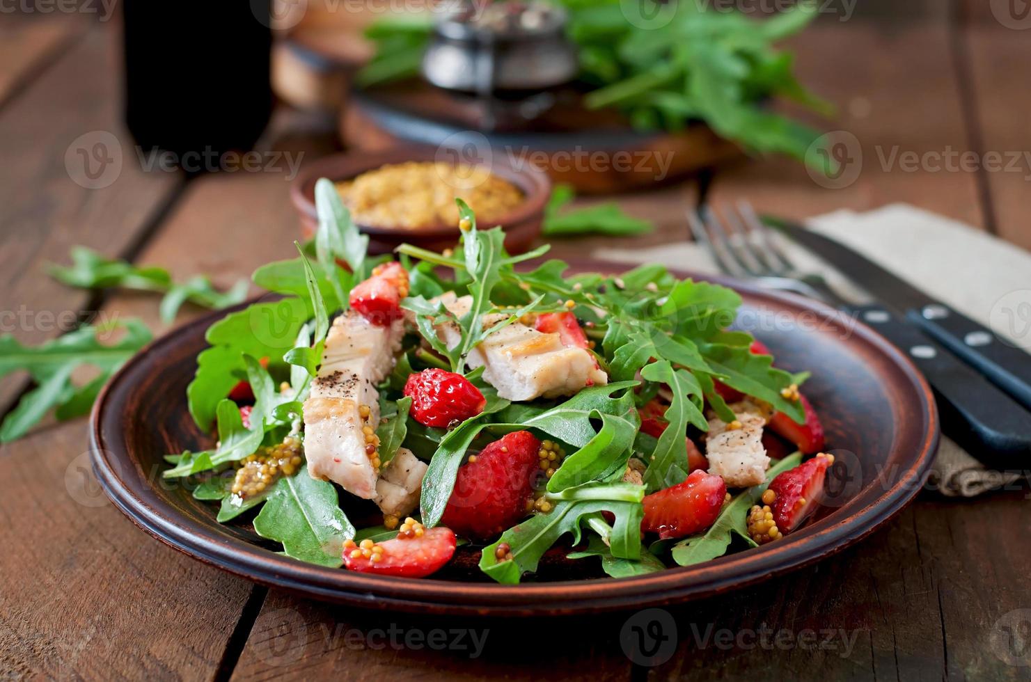 salada de frango com rúcula e morangos foto