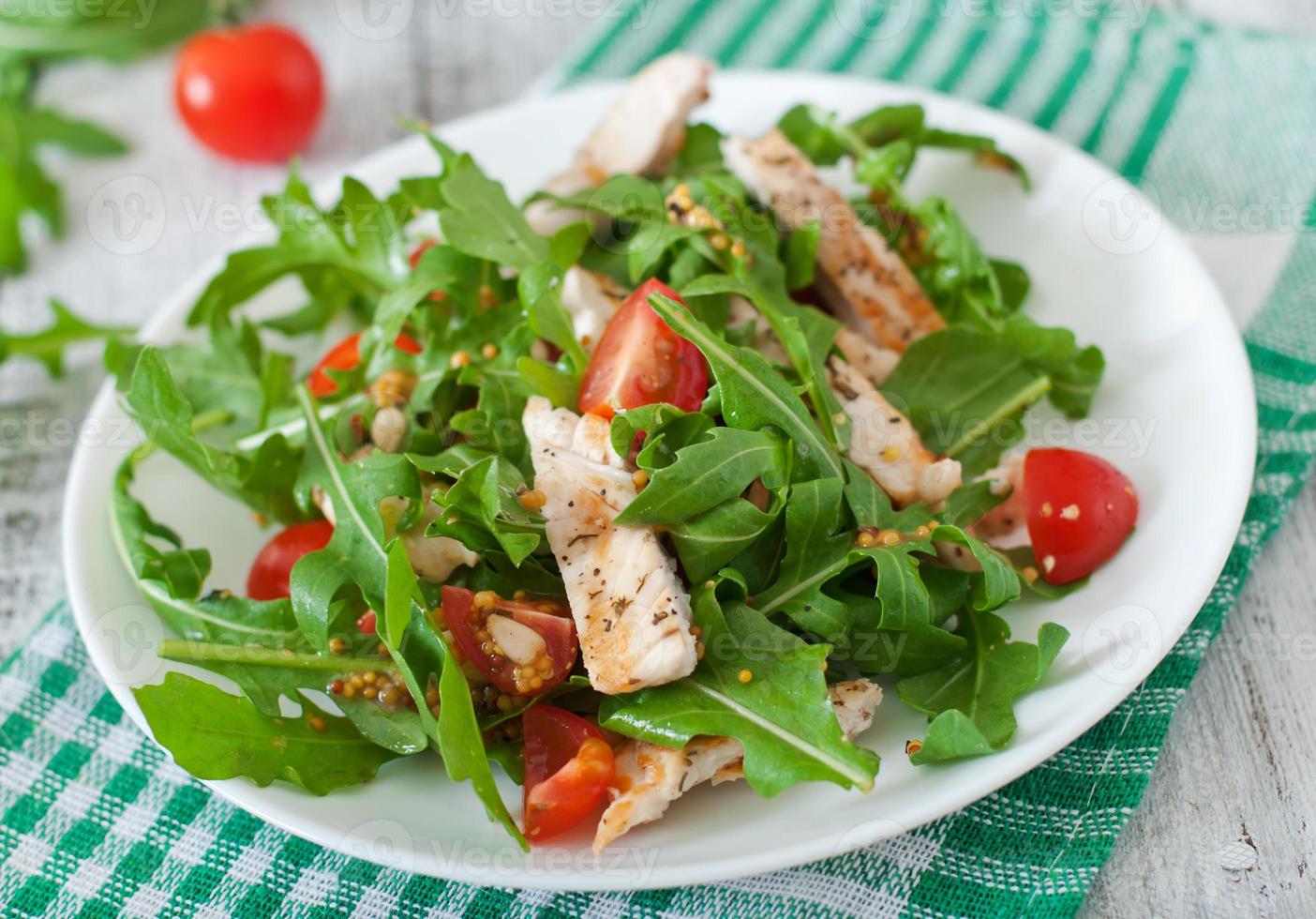 salada fresca com peito de frango, rúcula e tomate foto