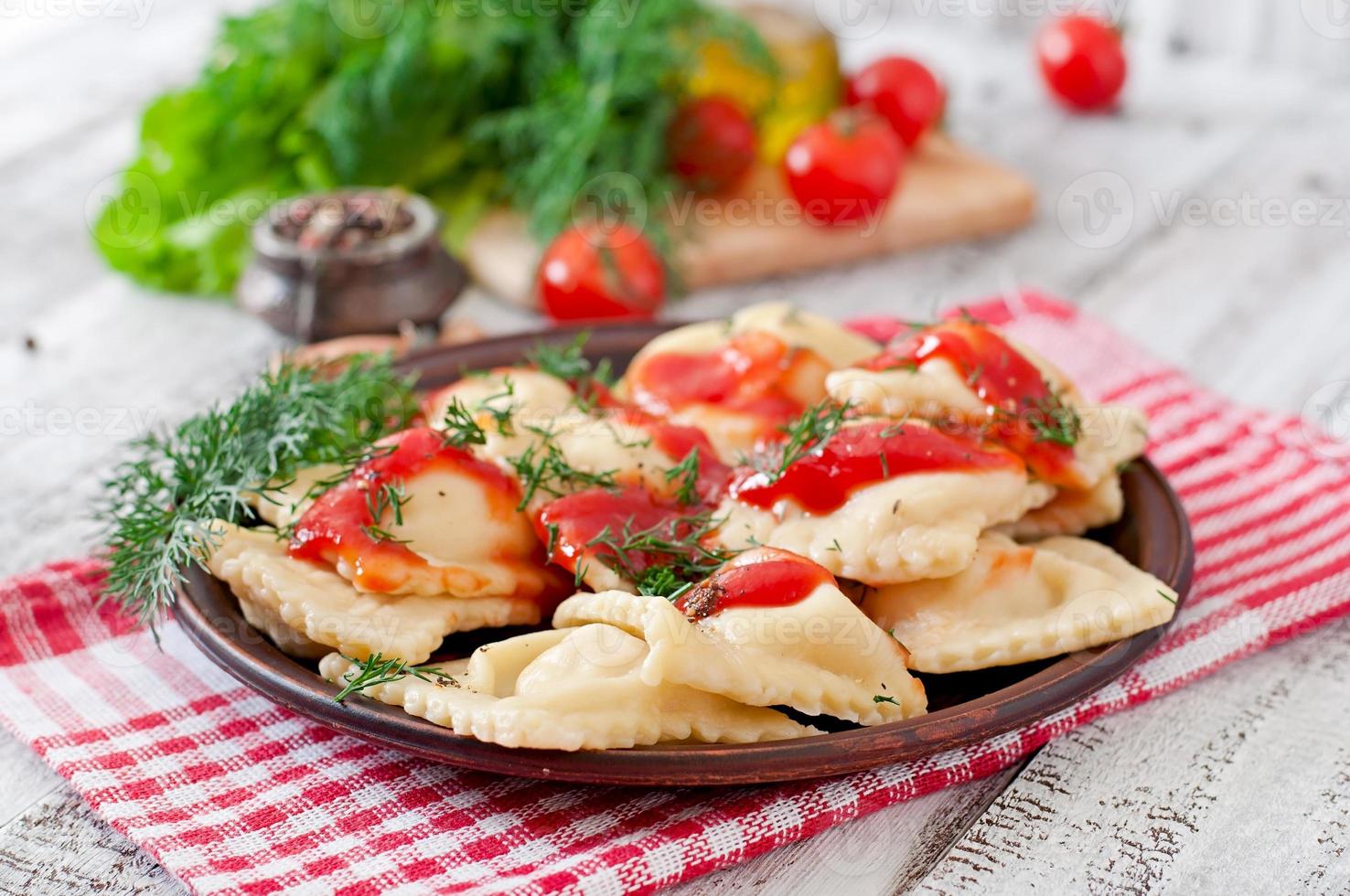 delicioso ravióli com molho de tomate e endro foto