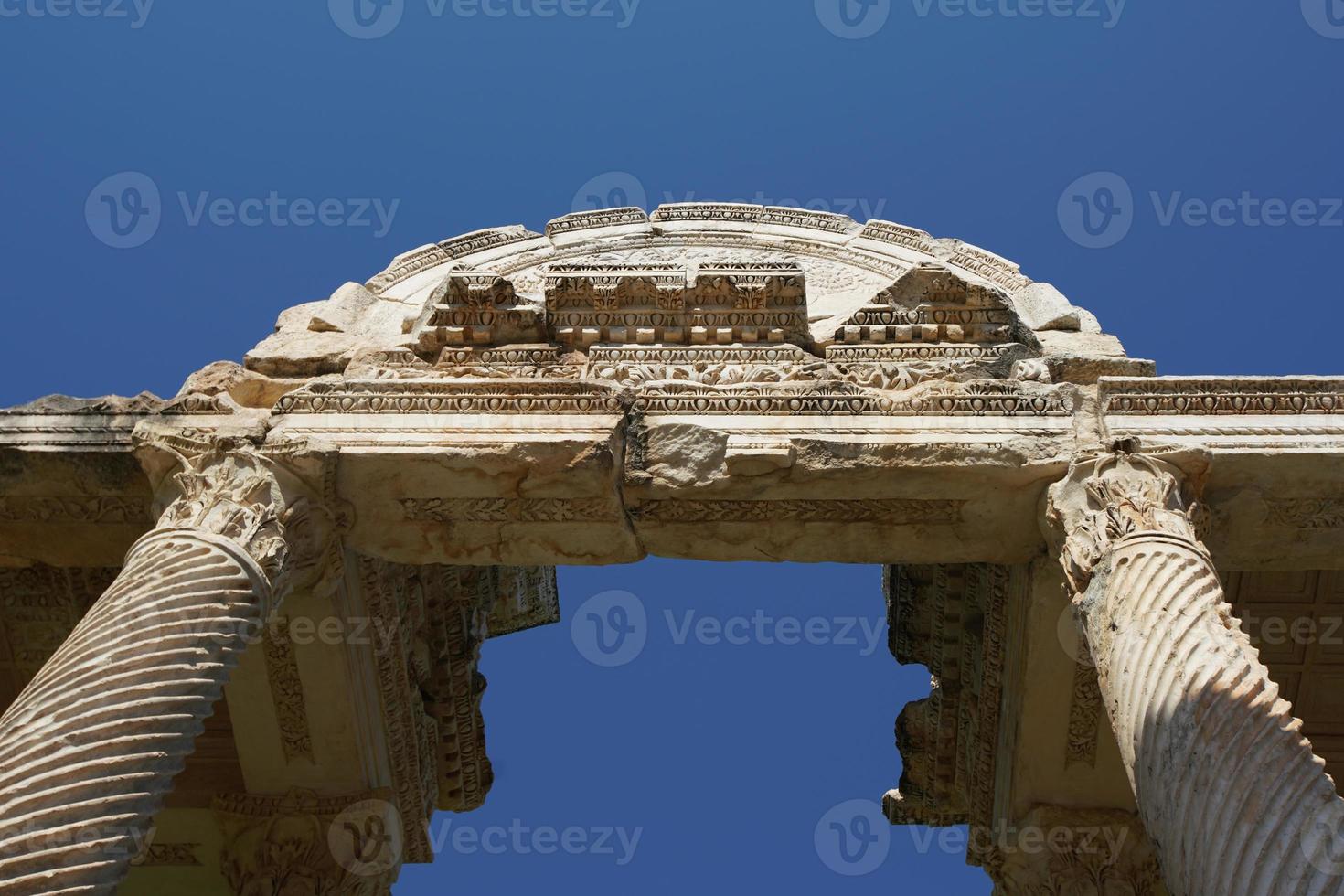 portal monumental, tetrapylon na cidade antiga de aphrodisias em aydin, turkiye foto