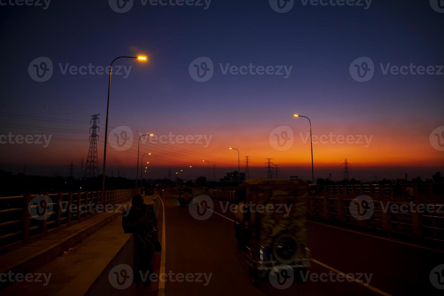 vista de paisagem dramática colorida após o pôr do sol foto