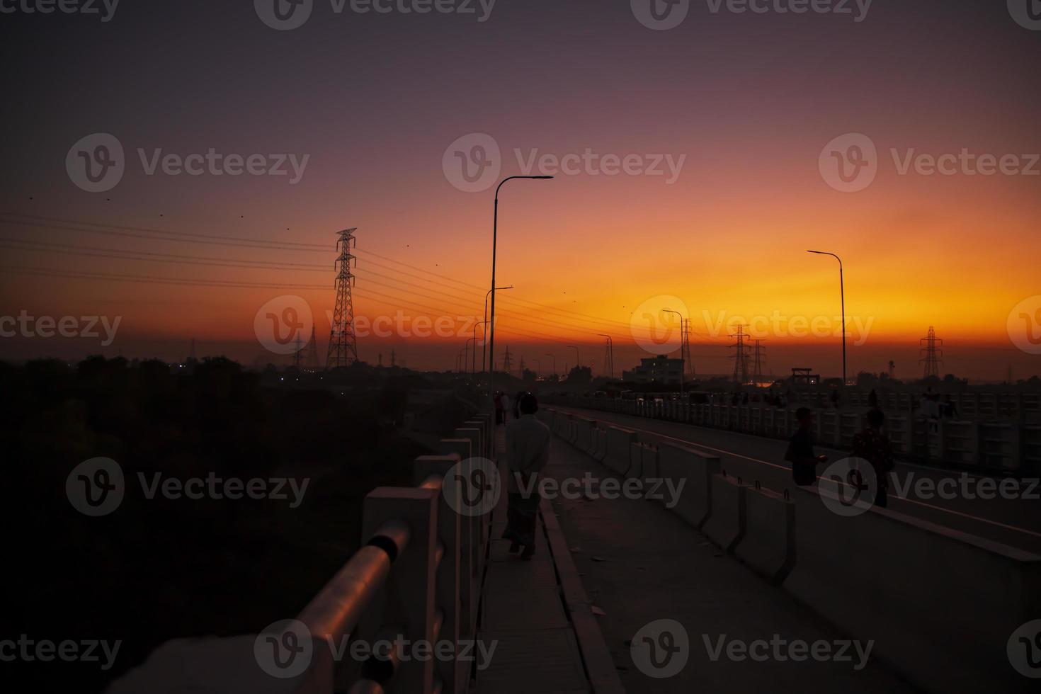 vista de paisagem dramática colorida após o pôr do sol foto