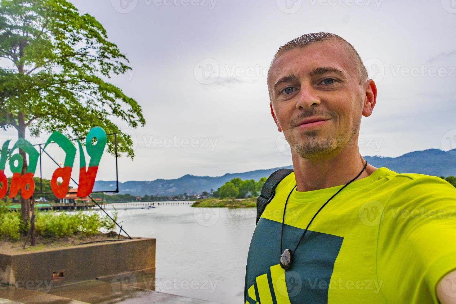 phru chaweng park lago montanhas e turistas koh samui tailândia. foto