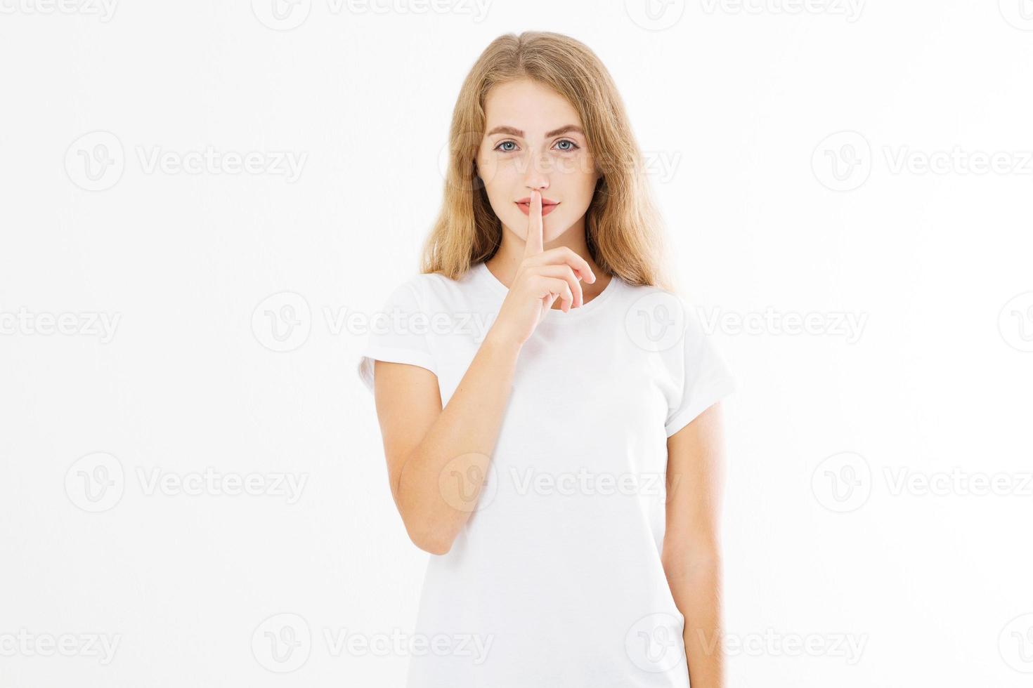 shh sinal. jovem mostrando o gesto shh para manter um silêncio. garota de camiseta branca modelo manter um segredo. lugar calmo e tempo de silêncio. espaço de cópia foto