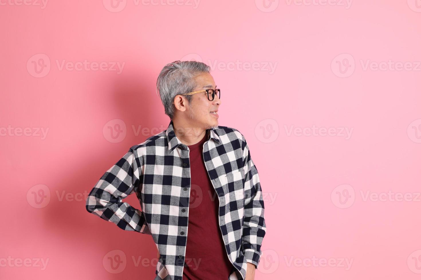 homem asiático em rosa foto
