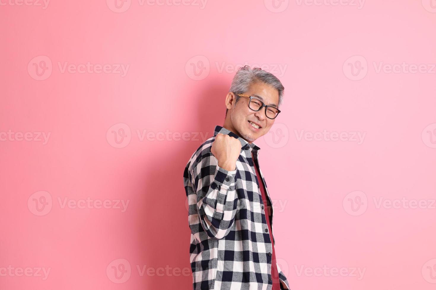 homem asiático em rosa foto