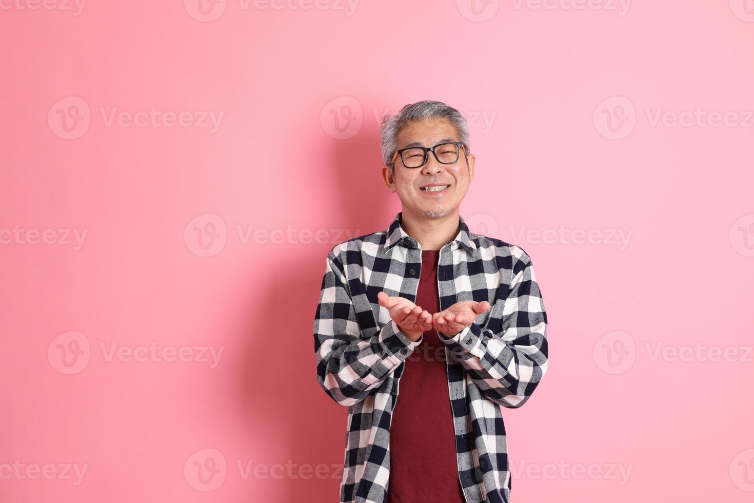 homem asiático em rosa foto