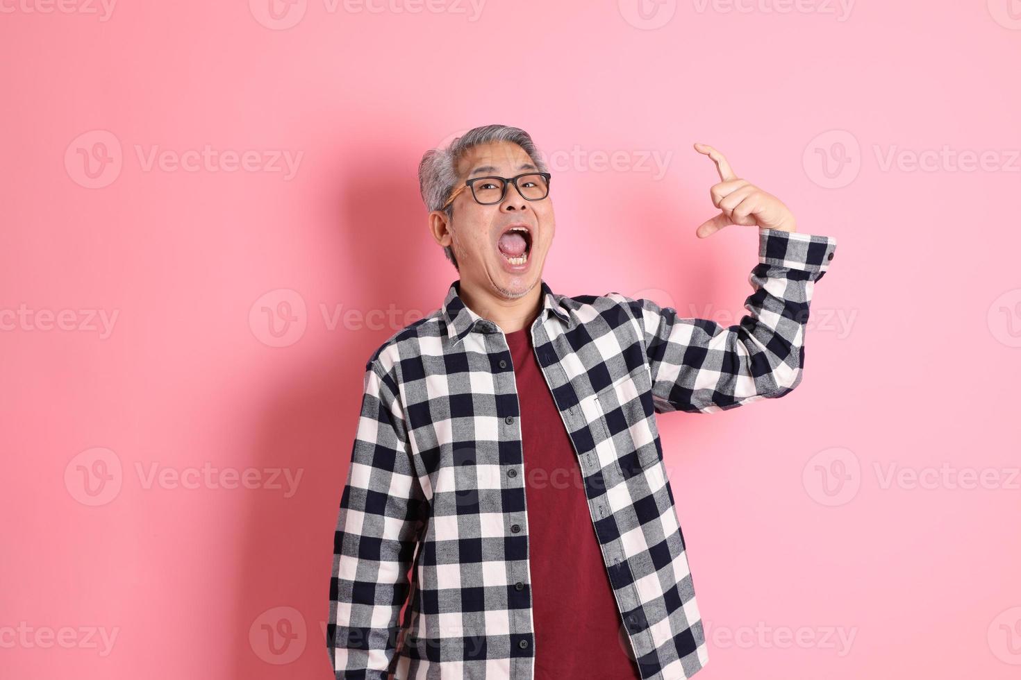 homem asiático em rosa foto