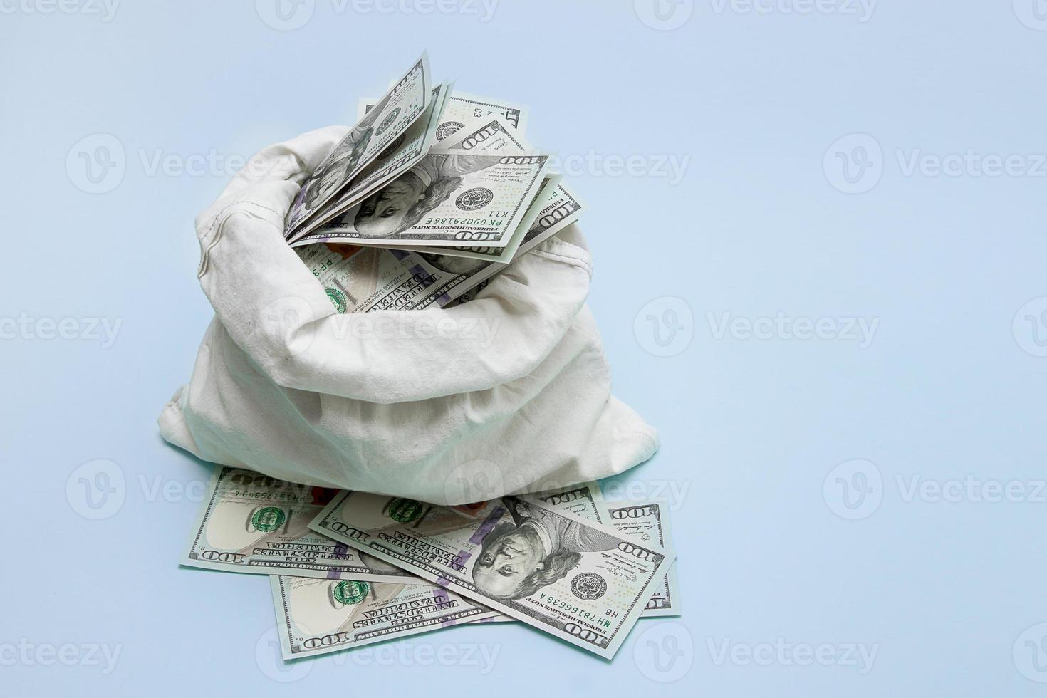 um saco de dinheiro em um fundo azul com um lugar para texto, o conceito de finanças, negócios, suborno, resgate foto