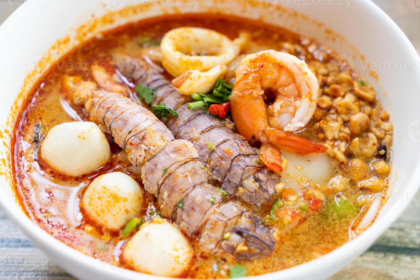 tigela de macarrão de frutos do mar picante em estilo tailandês foto