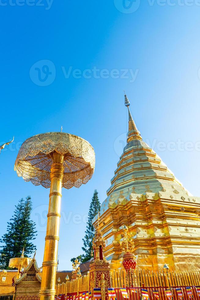 belo monte dourado no templo em wat phra that doi suthep. foto