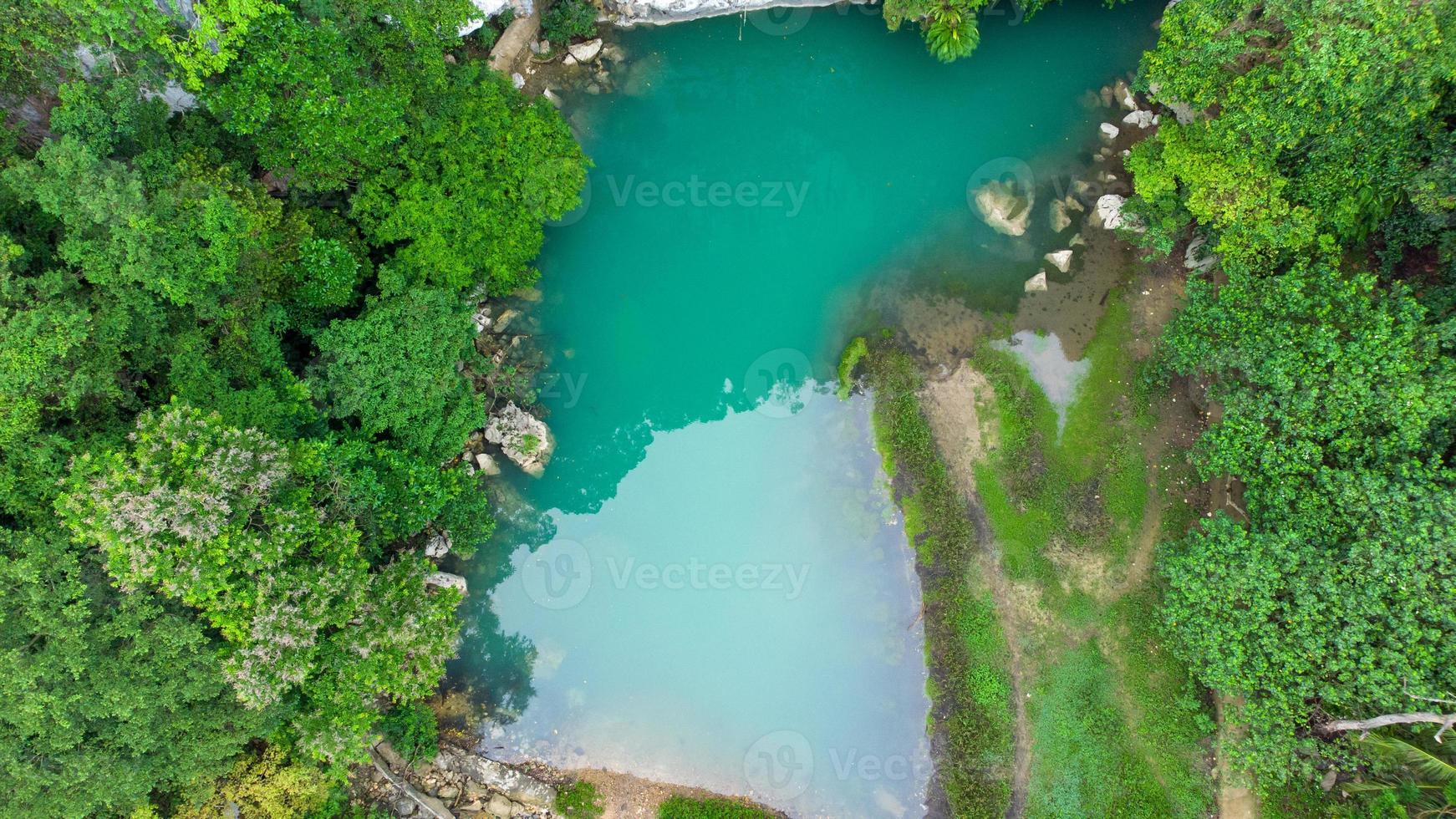 vista aérea da atração turística pucok krueng, a água do lago é tosca verde foto
