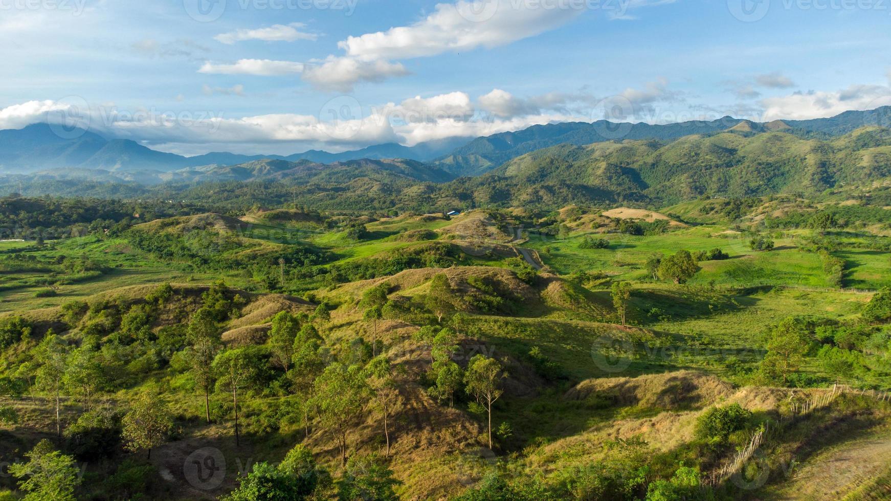 vista aérea de colinas e grama foto