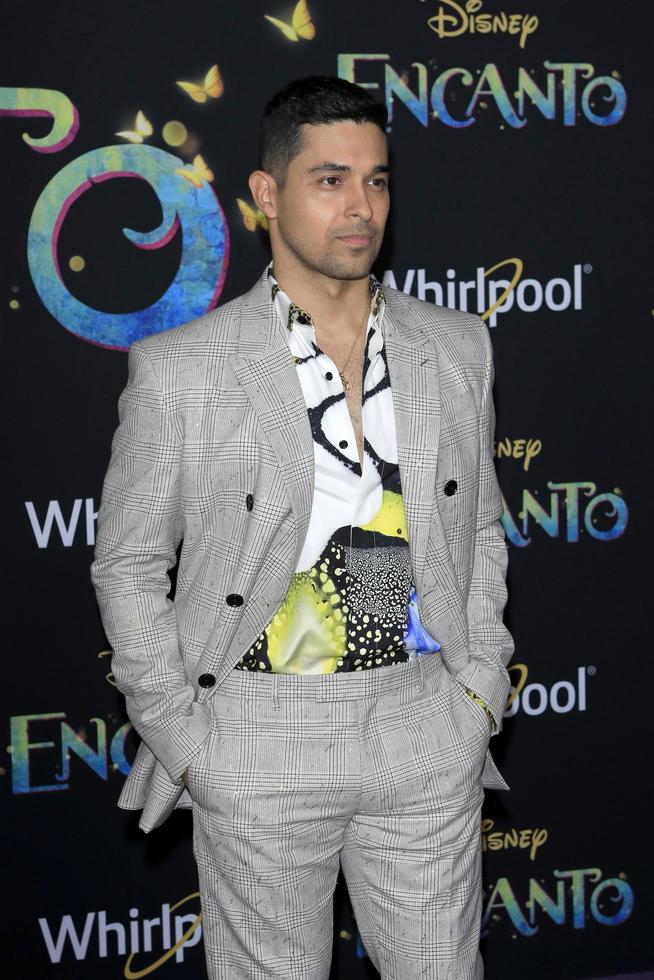 los angeles, 3 de novembro - wilmer valderrama na estreia mundial do encanto no teatro el capitan em 3 de novembro de 2021 em los angeles, ca foto