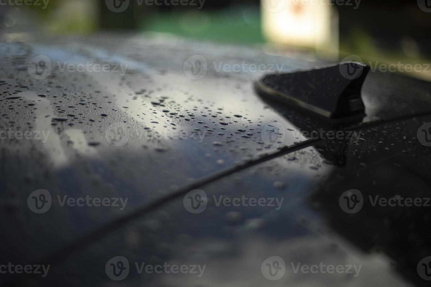 carro com gotas. carro está em detalhes. transporte pessoal. foto