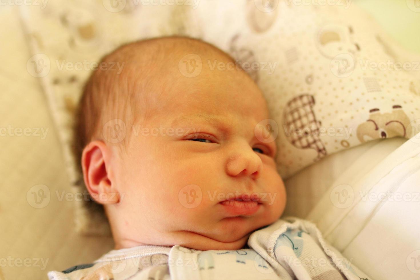 retrato de lindo bebê recém-nascido dormindo na cama dela. foto