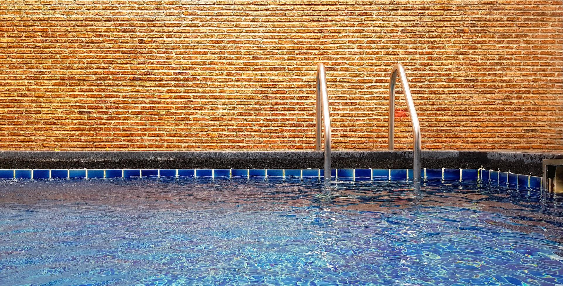 piscina com fundo de escada e parede de tijolo com espaço de cópia. design de interiores e estrutura. foto