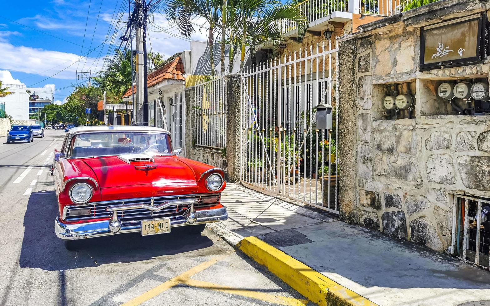 playa del carmen quintana roo méxico 2022 vários carros coloridos sintonizados e carros clássicos vintage méxico. foto