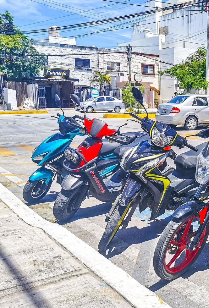 playa del carmen quintana roo méxico 2022 várias motocicletas ciclomotores e scooters em playa del carmen méxico. foto