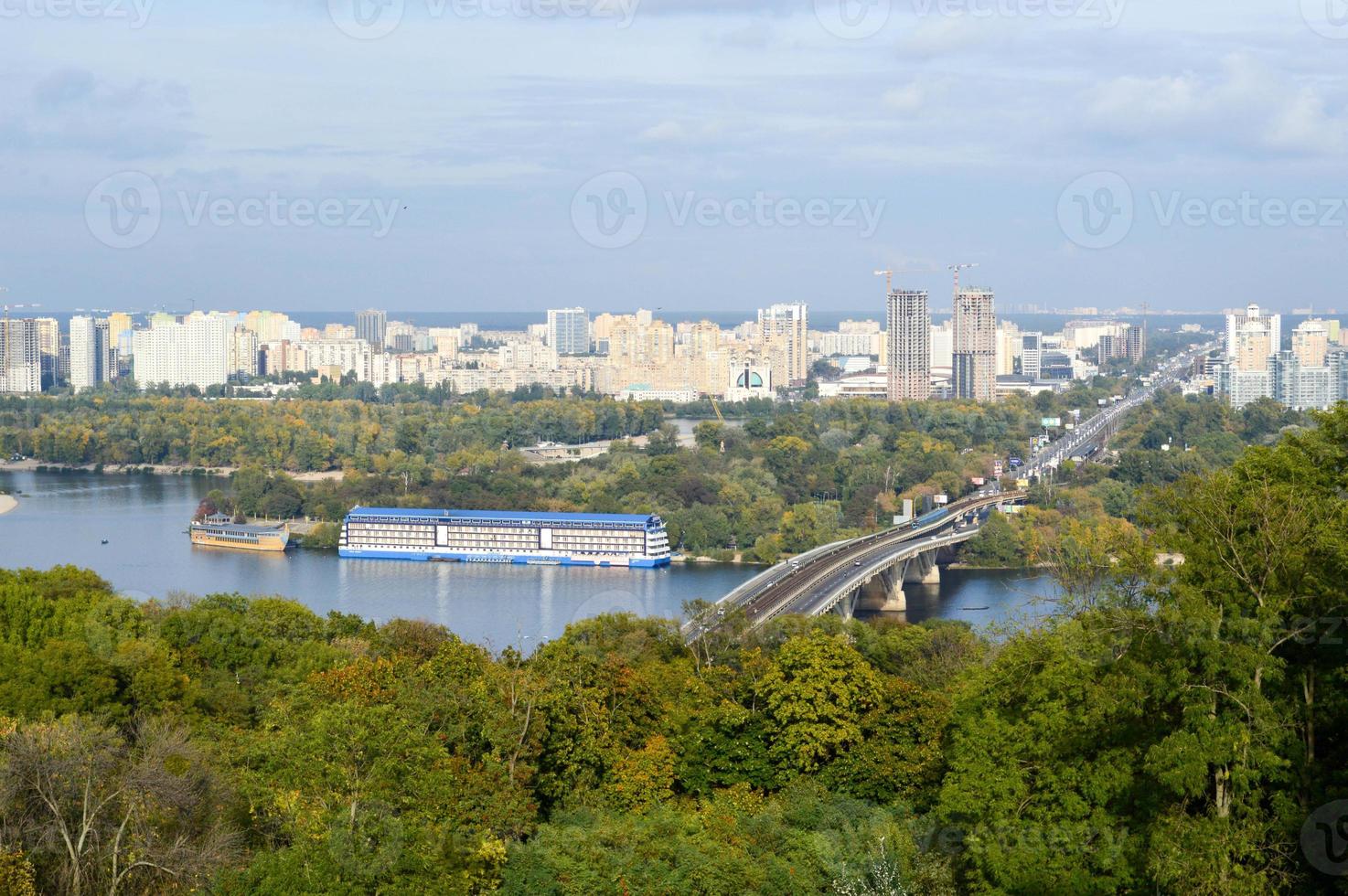 ponte, navio, casa flutuante no fundo da cidade de kiev. foto