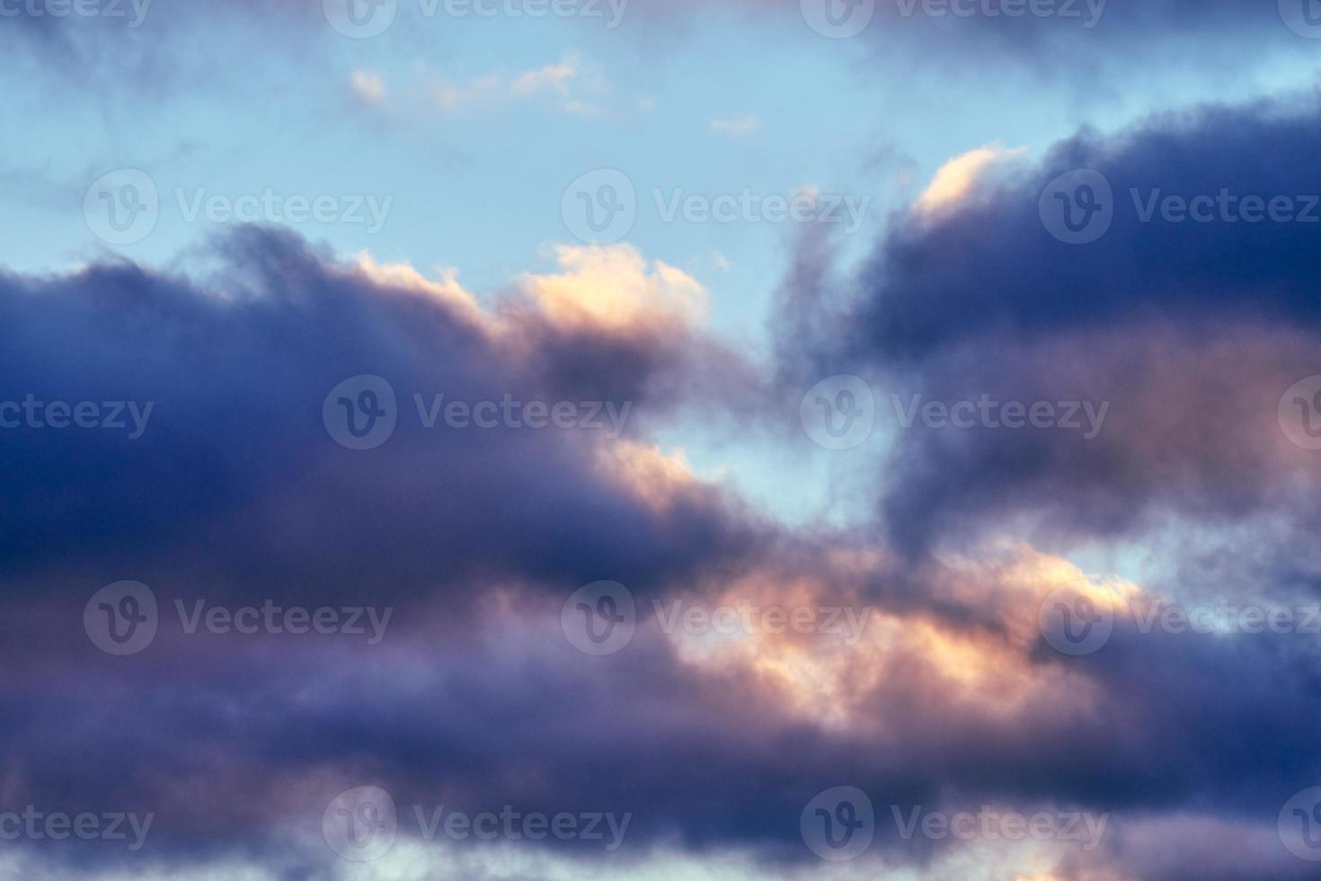 cúmulo fofo nuvens roxas e rosa, cloudscape foto