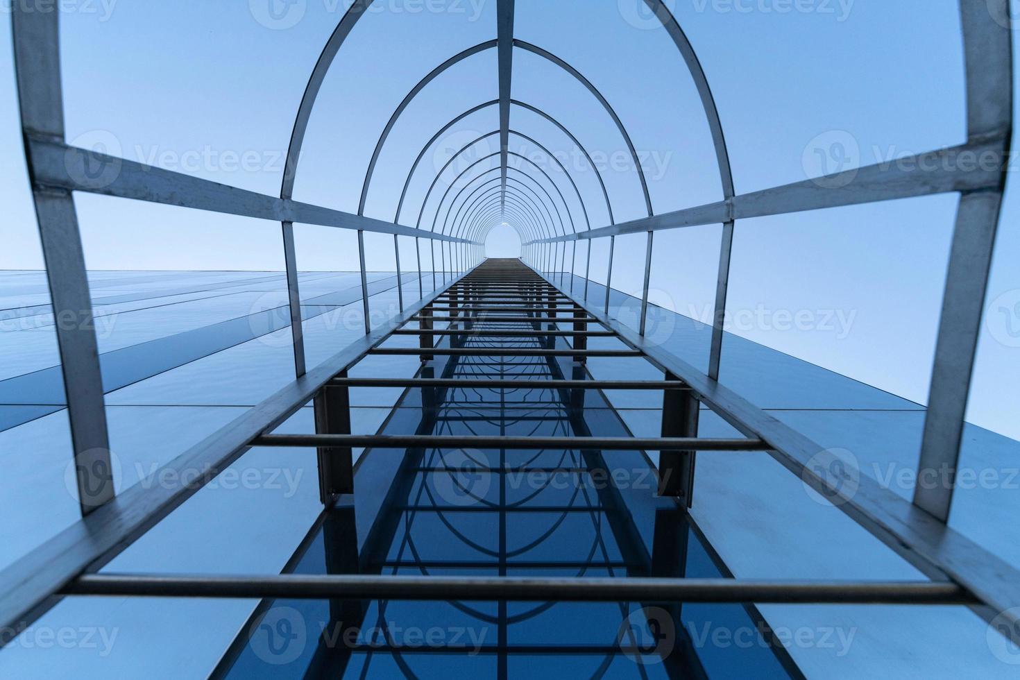 escada de incêndio do centro de negócios moderno. escada para o conceito de céu. saída de emergência. vista de baixo foto
