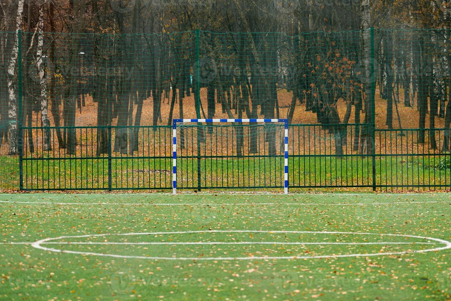 grama artificial, cobertura de campo esportivo com gol de futebol foto