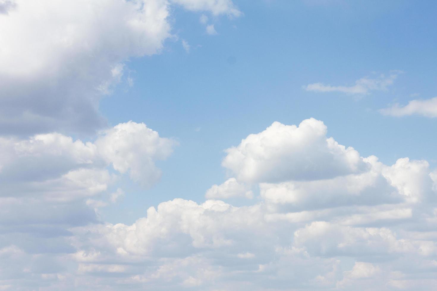 céu azul com muitas nuvens. fundo limpo natural com espaço de cópia foto