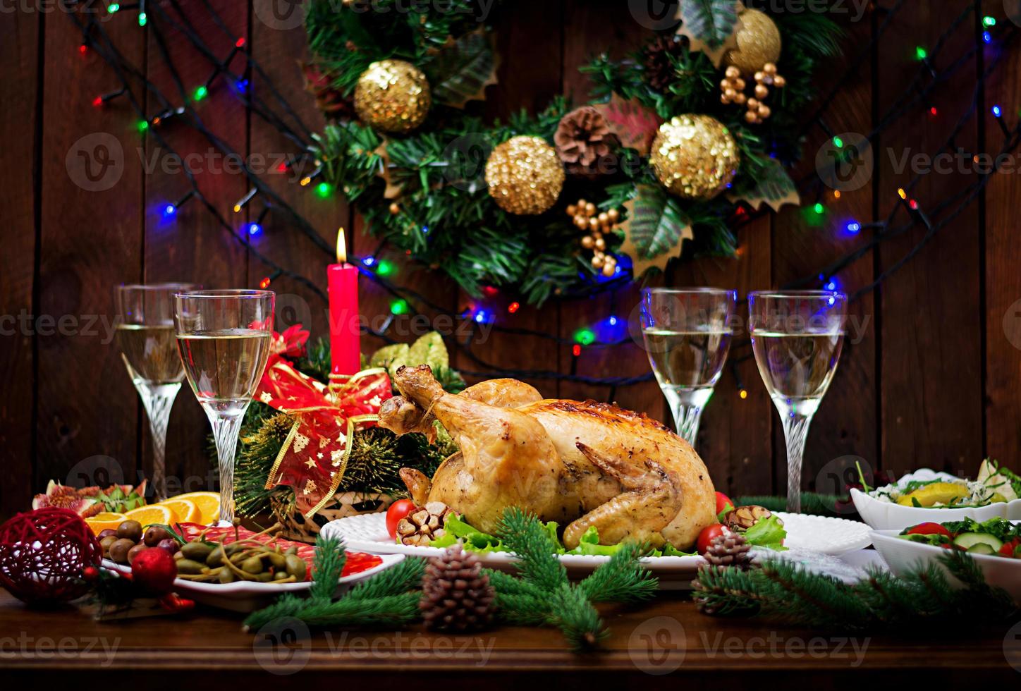 peru ou frango assado. a mesa de natal é servida com um peru, decorado com enfeites brilhantes e velas. frango frito, mesa. ceia de Natal. foto