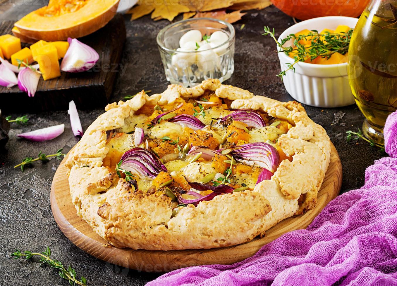 torta de galette com abóbora e queijo mussarela em fundo escuro. comida do dia de ação de graças. foto