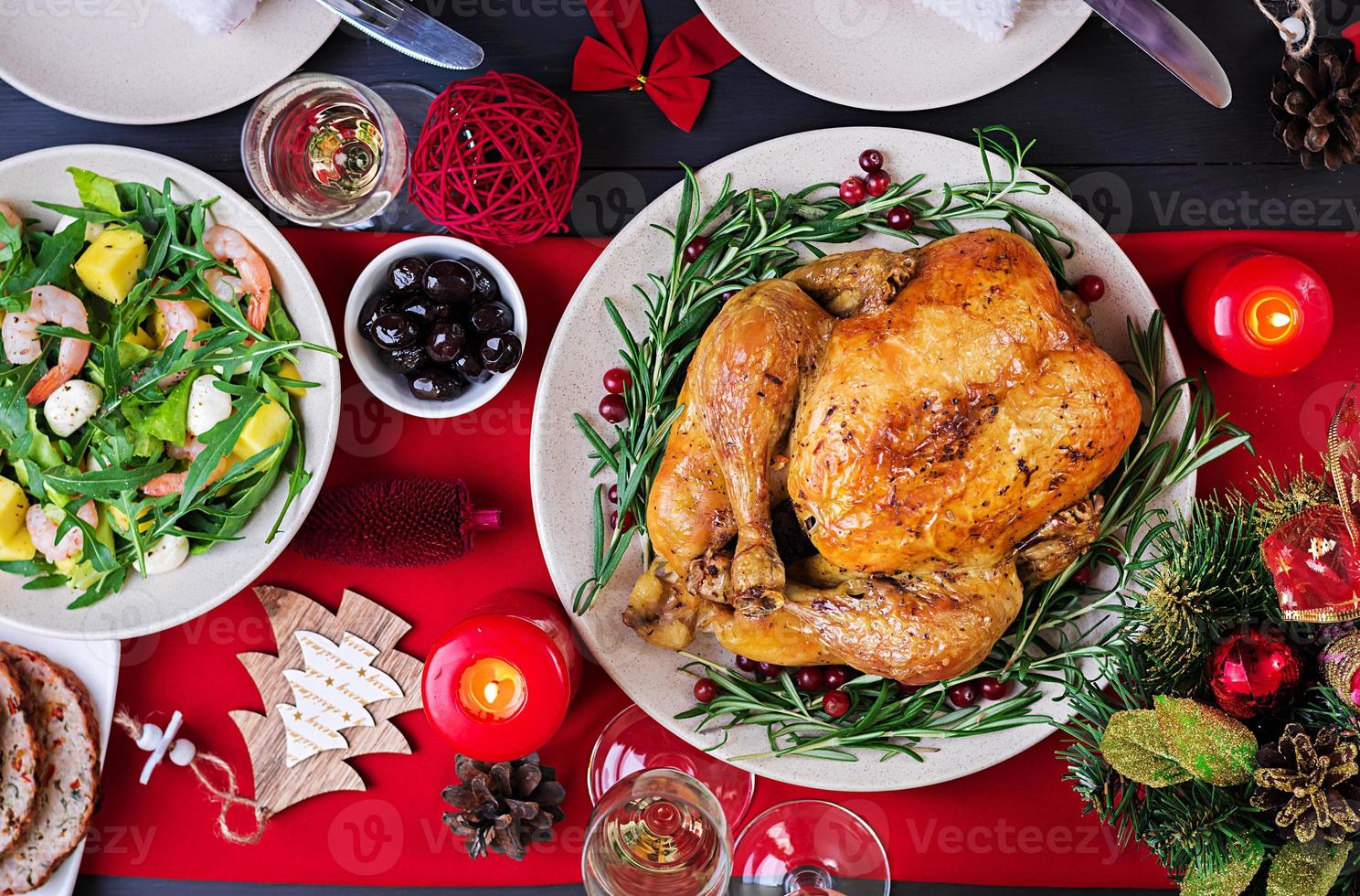 peru assado. ceia de Natal. a mesa de natal é servida com um peru, decorado com enfeites brilhantes e velas. frango frito, mesa. jantar em família. vista do topo foto