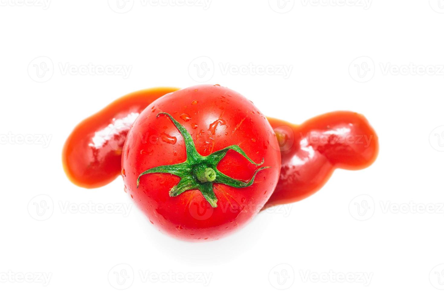 salpicado de tomate com ketchup isolado no fundo branco foto