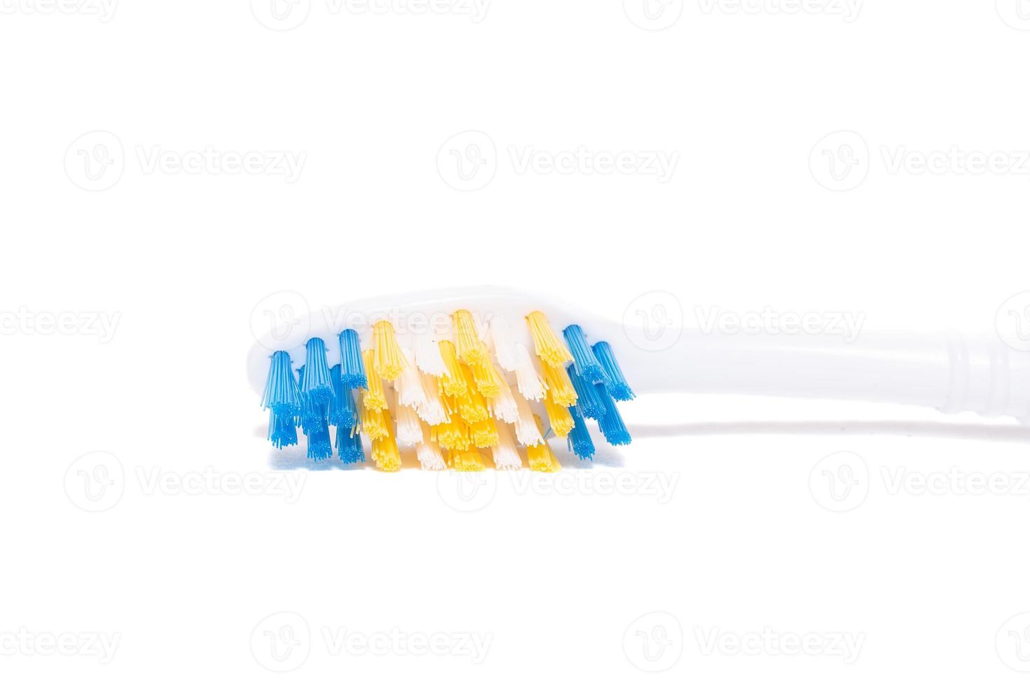 escova de dentes isolada no fundo branco foto