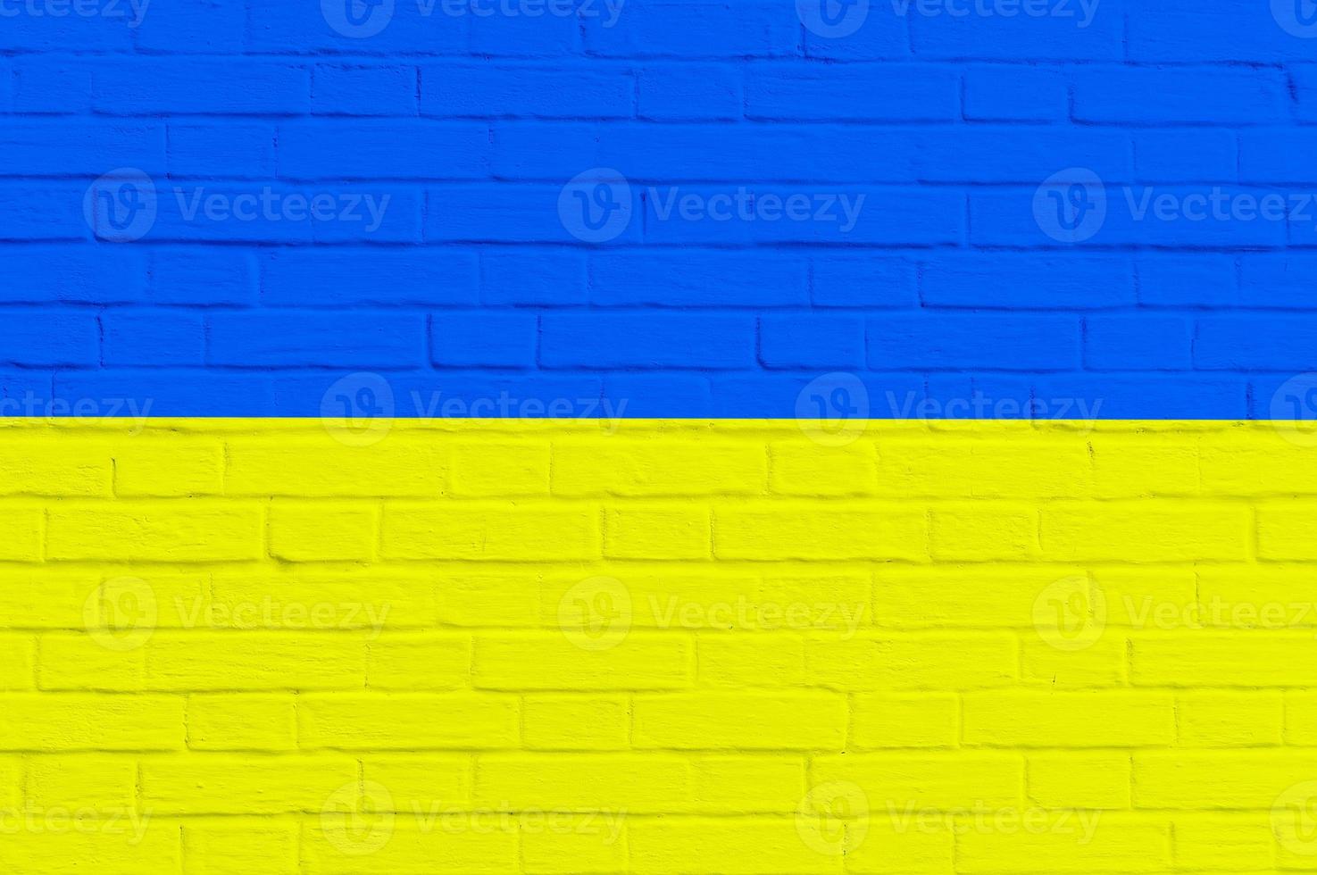 bandeira nacional da ucrânia no fundo da parede de tijolos foto