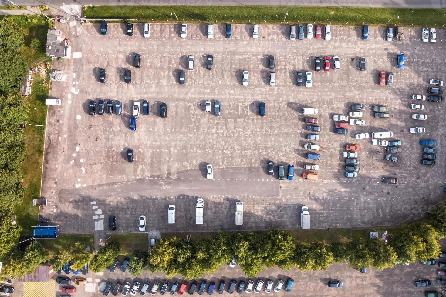 vista aérea em grande estacionamento ao ar livre para carros para moradores da área foto