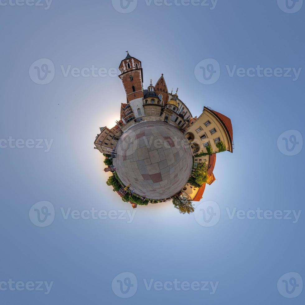 pequeno planeta e vista panorâmica aérea esférica 360 na rua antiga cidade medieval com igreja e edifícios históricos foto