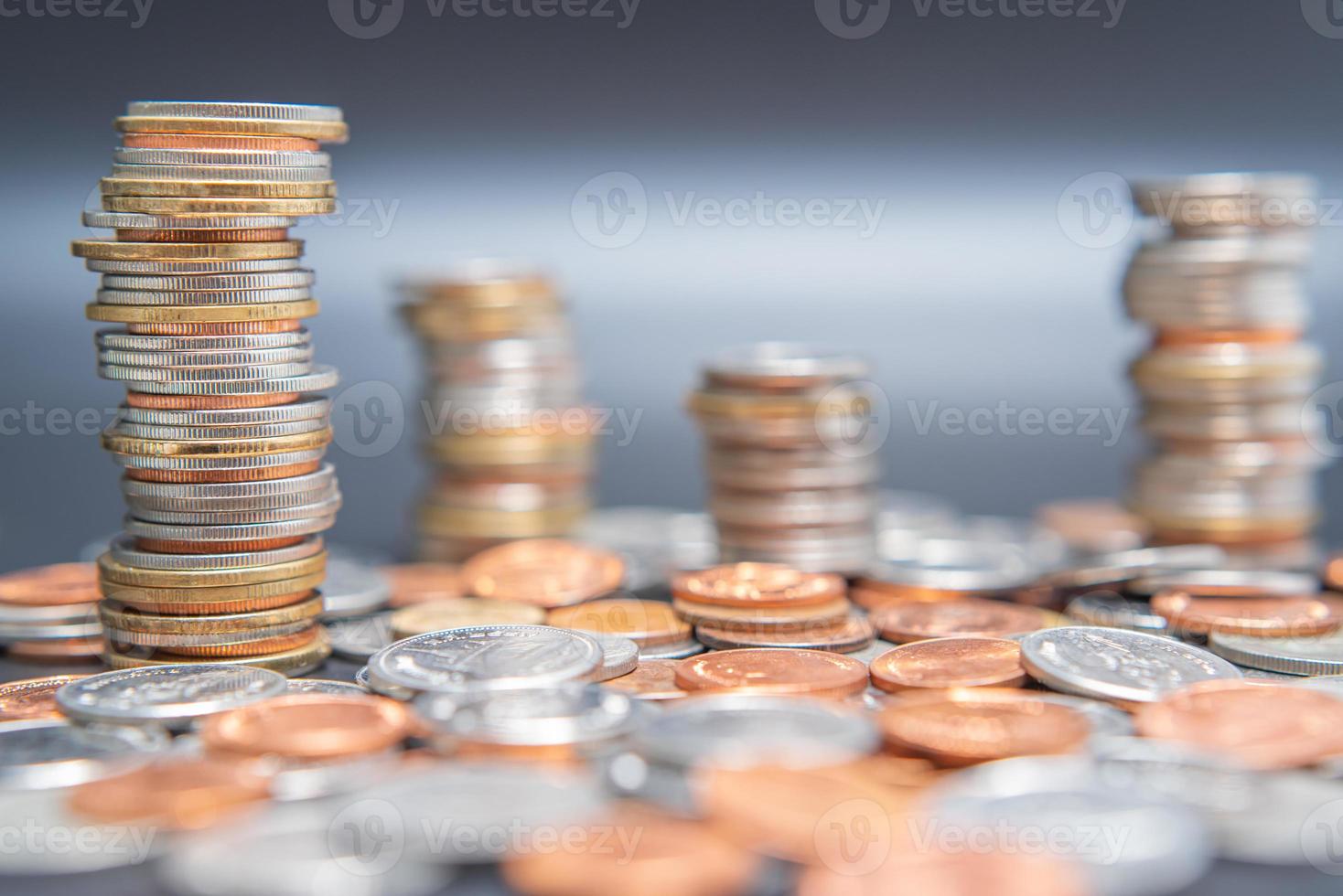 pilha de moedas e moedas de pilha na mesa preta. foto