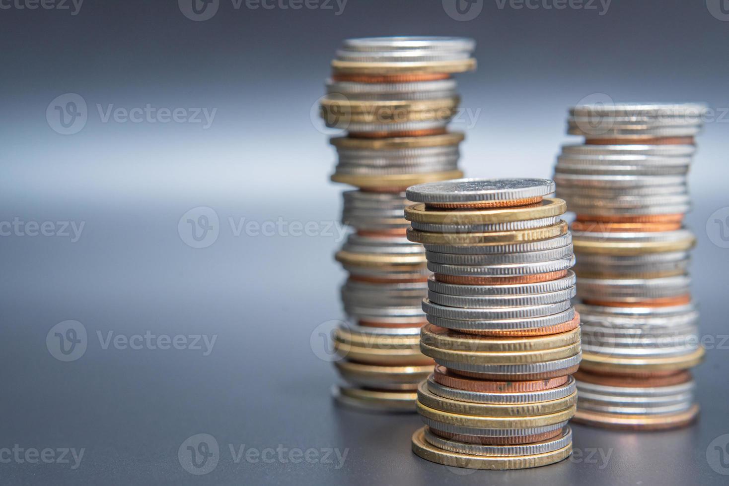 pilha de moedas na mesa preta foto
