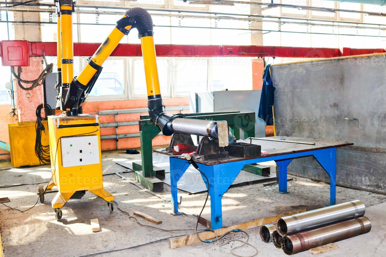 robô, instrumento, equipamento para a produção de tubos de farinha, ferro, inox e na sala industrial da loja em uma refinaria de petróleo, química, petroquímica foto
