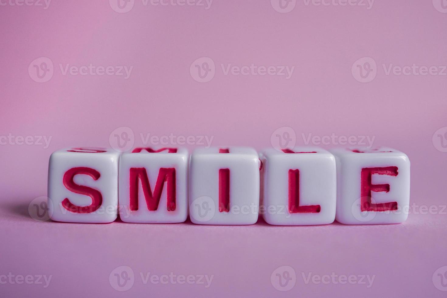 palavra de sorriso com letras de cubo vermelho, sentimentos e emoções foto