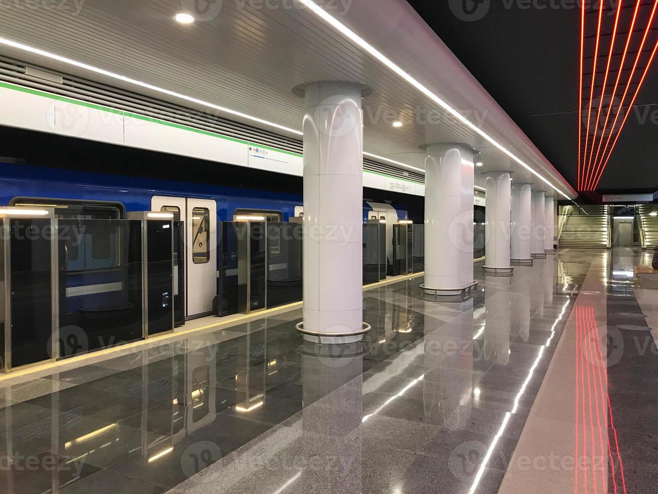 estação de metrô urbana quase vazia com trem de partida foto