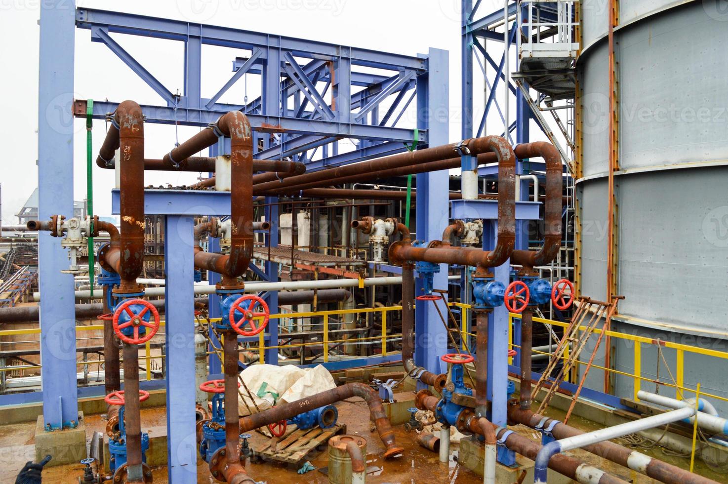 portões, acessórios para tubos enferrujados na produção petroquímica. reparo em uma refinaria de petróleo. foto