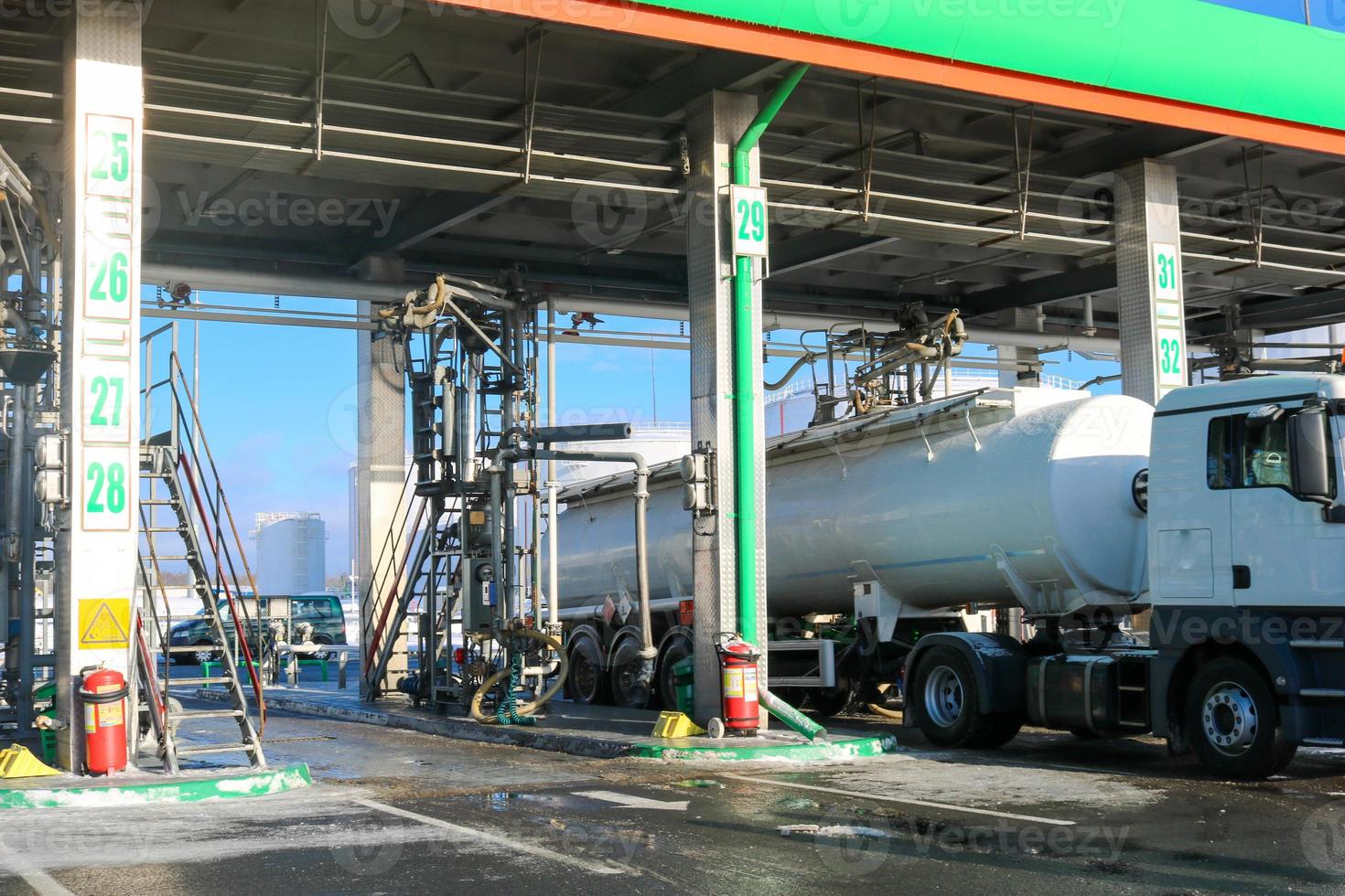 grande posto de gasolina industrial verde para reabastecer veículos, caminhões e tanques com combustível, gasolina e diesel no inverno foto