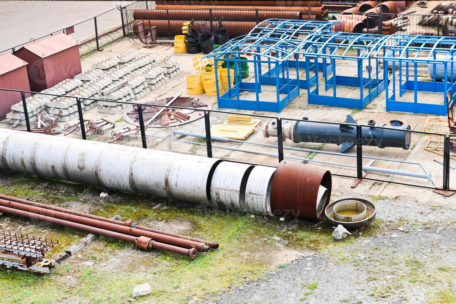 paisagem industrial. vista panorâmica dos tubos tecnológicos. canos enferrujados, rubis azuis, comunicações de produção. metal, plástico, estruturas galvânicas, que são feitas no produto foto