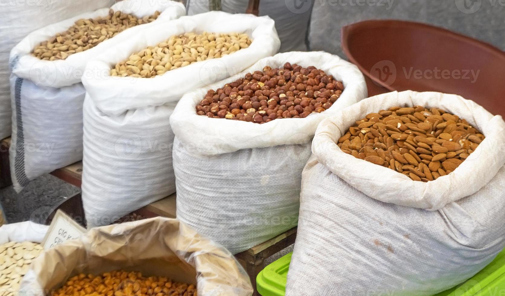 sacos cheios de nozes diferentes no mercado foto